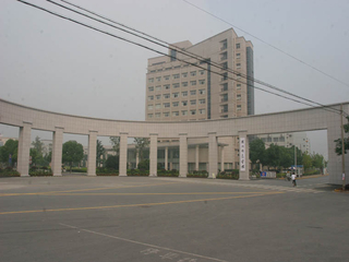 西校区校大门